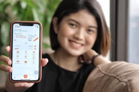Saya Kembali Pakai HP Buttons Setelah 10 Tahun Smartphone — Rasanya Bebas Stres & Notifikasi, Teman Kantor Ikutan 5 Orang